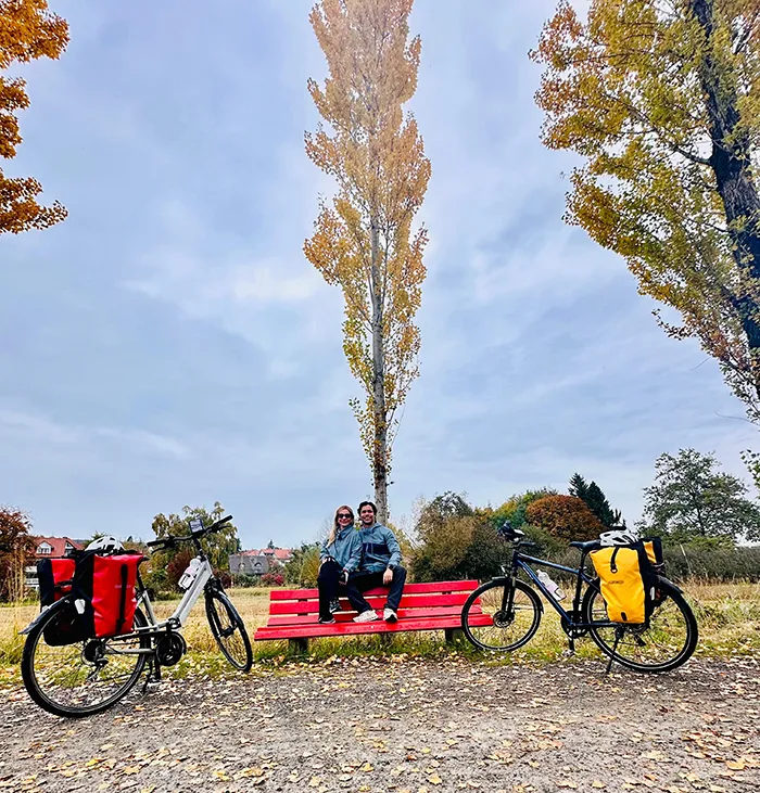 Fe Pereira e Camila Valli com as bikes em Friedrichshafen, na Alemanha