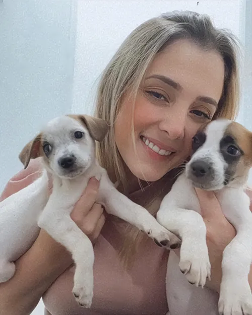 Thais Campos com dogs
